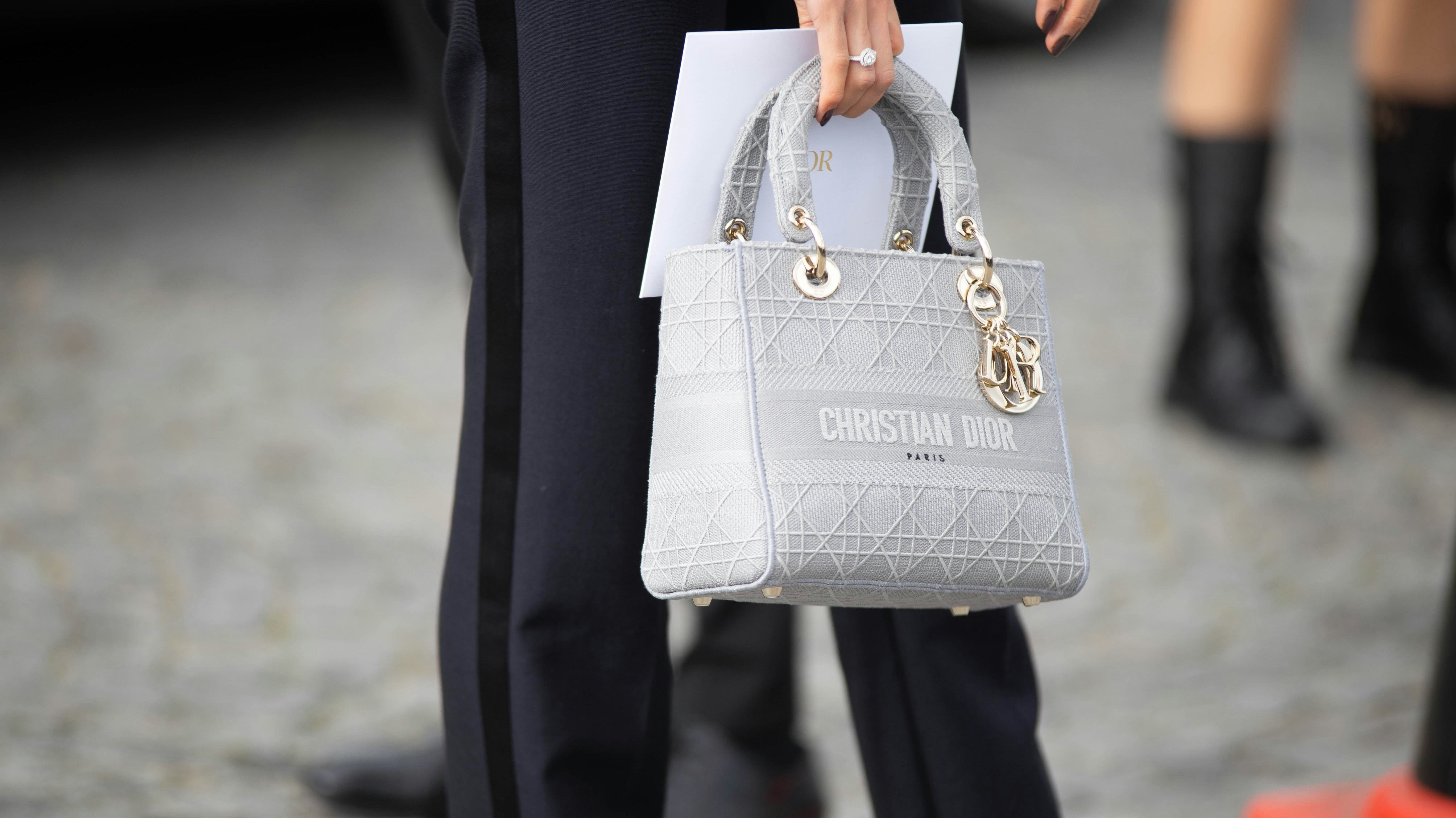 11 Things Every Stylish Woman Should Never Carry in Her Purse (Number 7 Will Shock You)